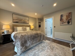 4 soverom, safe på rommet, skrivebord og strykejern/-brett