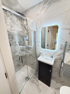 Dusche, Haartrockner, Handtücher, Seife