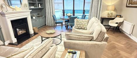 Téléviseur connecté, foyer, livres