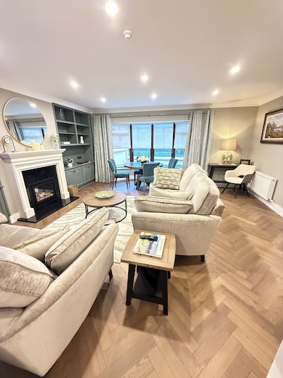 Killarney Town Centre Free Parking/Wi-Fi -Sleeps 9 - close to all amenities