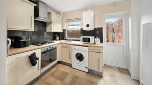 A modern kitchen with a stove, oven, microwave, and dishwasher. - Contractor 3-Bed Long-Stay & Discounts  (Reading)