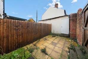 Property grounds - Contractor 3-Bed Long-Stay & Discounts  (Reading)