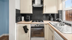 A compact kitchen with a stove, oven, and sink. - Contractor 3-Bed Long-Stay & Discounts  (Reading)
