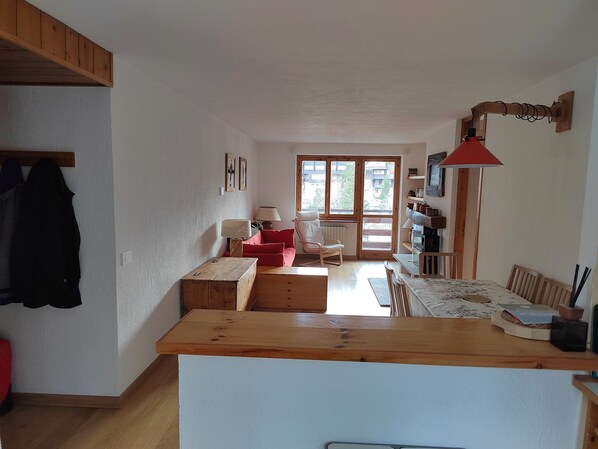 TV, fireplace - Peaceful 2-bedroom apartment 5 minute walk from the ski slopes and town center (La Thuile)