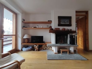 Télévision, cheminée