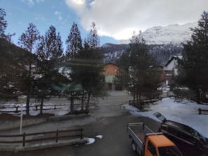 Third-party on-site parking - Peaceful 2-bedroom apartment 5 minute walk from the ski slopes and town center (La Thuile)