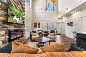 Smart TV, fireplace, table football - Luxury Cabin, Heated Indoor Pool, Hot Tub,Game Room, Sleeps 12, Walk to Parkway (Pigeon Forge)