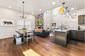 Interior - Luxury Cabin, Heated Indoor Pool, Hot Tub,Game Room, Sleeps 12, Walk to Parkway (Pigeon Forge)