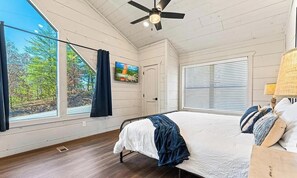 3 bedrooms, iron/ironing board, free WiFi, bed sheets - Luxury Cabin, Heated Indoor Pool, Hot Tub,Game Room, Sleeps 12, Walk to Parkway (Pigeon Forge)