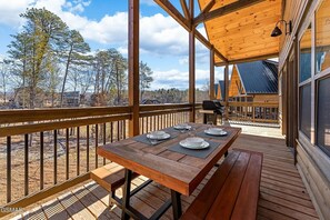 Outdoor dining - Luxury Cabin, Heated Indoor Pool, Hot Tub,Game Room, Sleeps 12, Walk to Parkway (Pigeon Forge)