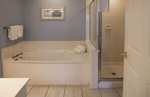 Jetted bath, hair dryer, towels, soap - Gorgeous 3-bedroom condo with AC in Hilton Head Island
Playground Near The Beach (Hilton Head Island)