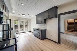 Microondas, horno, parrilla de estufa y lavavajillas