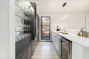 Een microgolfoven, een oven, een kookplaat, een vaatwasser