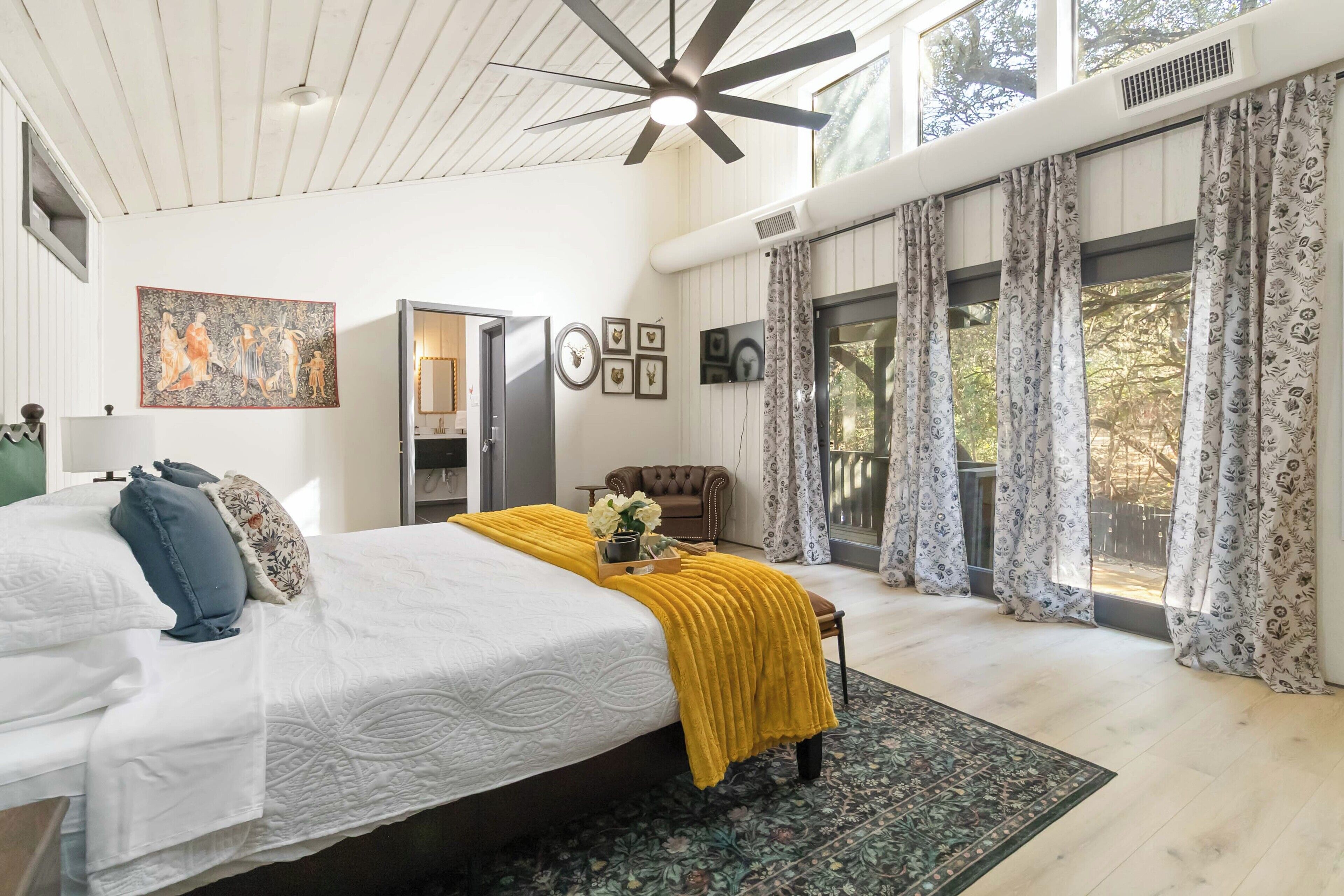 WiFi, bed sheets, wheelchair access