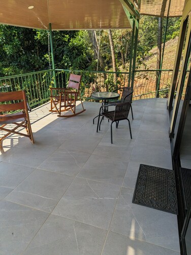 Cozy 1-bedroom house in perfect Savegre with AC, 5 minutes from Dominical Beach