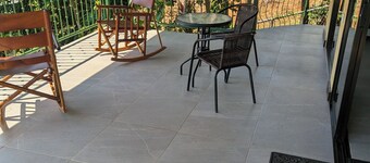 Cozy 1-bedroom house in perfect Savegre with AC, 5 minutes from Dominical Beach