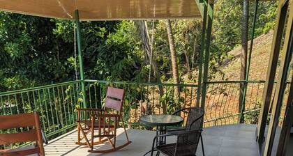 Cozy 1-bedroom house in perfect Savegre with AC, 5 minutes from Dominical Beach