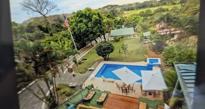 Moody's Huts. 1-bedroom house in Savegre with AC, 5 minutes from Dominical Beach