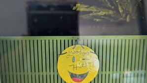 A computer monitor displaying a search bar with a smiley face sticker on the screen. - Moody's Huts. 1-bedroom house in Savegre with AC, 5 minutes from Dominical Beach (Savegre)