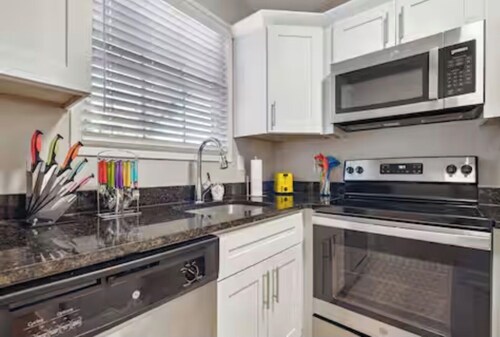 Stylist 2-bedroom Condo with FREE PARKING in vibrant Memphis