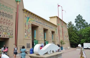 Exterior del Zoológico y Acuario de Memphis, con decoraciones jeroglíficas y una gran escultura blanca de cocodrilo.