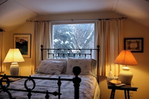 3 bedrooms, iron/ironing board, internet, bed sheets