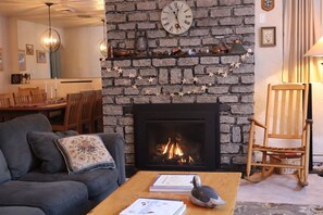 Living area - Charming stone cottage in Little Cottonwood Canyon (Sandy)