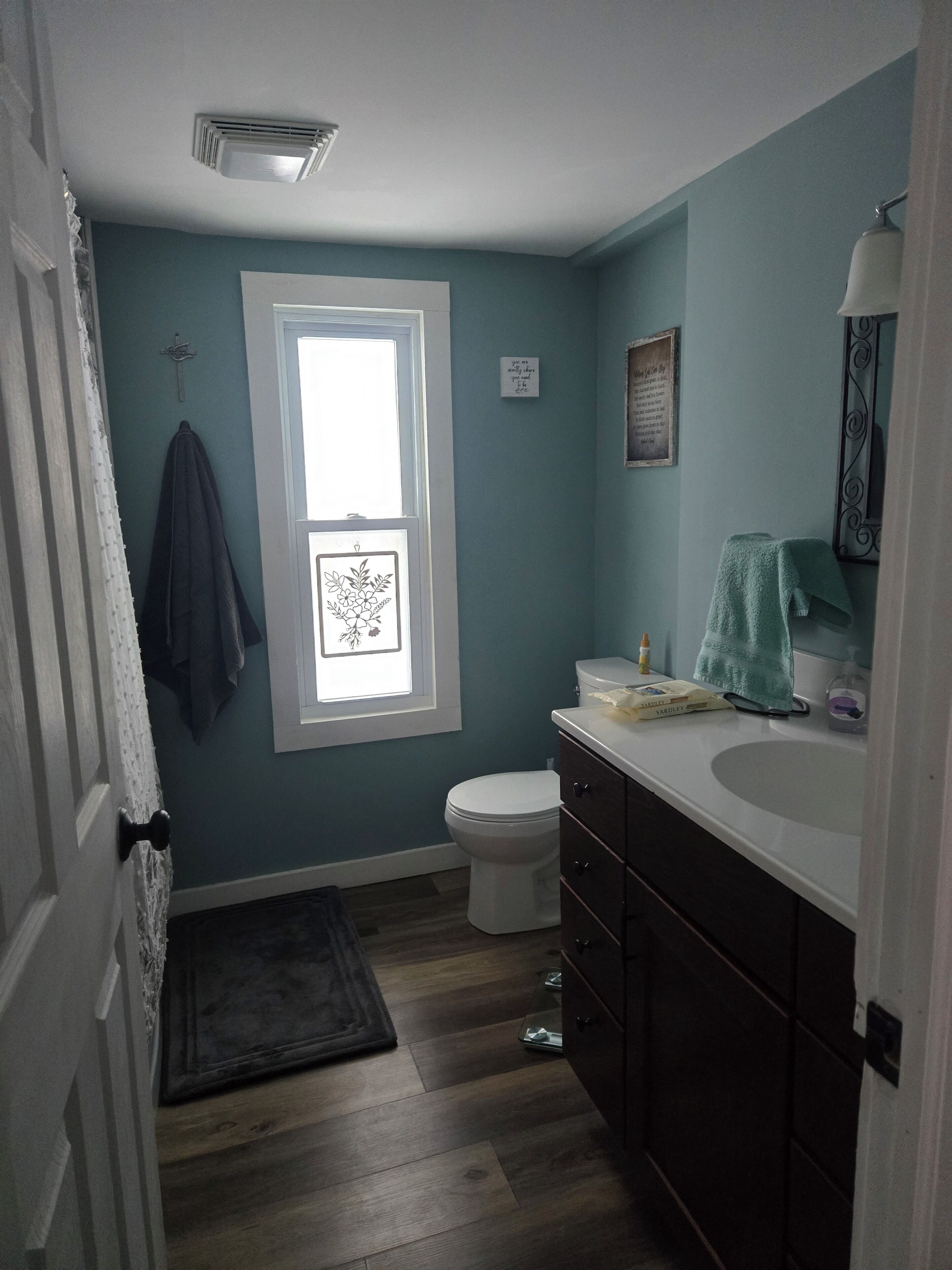 Toalhas de banho, sabonete, papel higiênico 