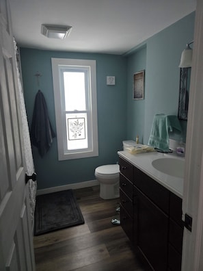 Toalhas de banho, sabonete, papel higiênico