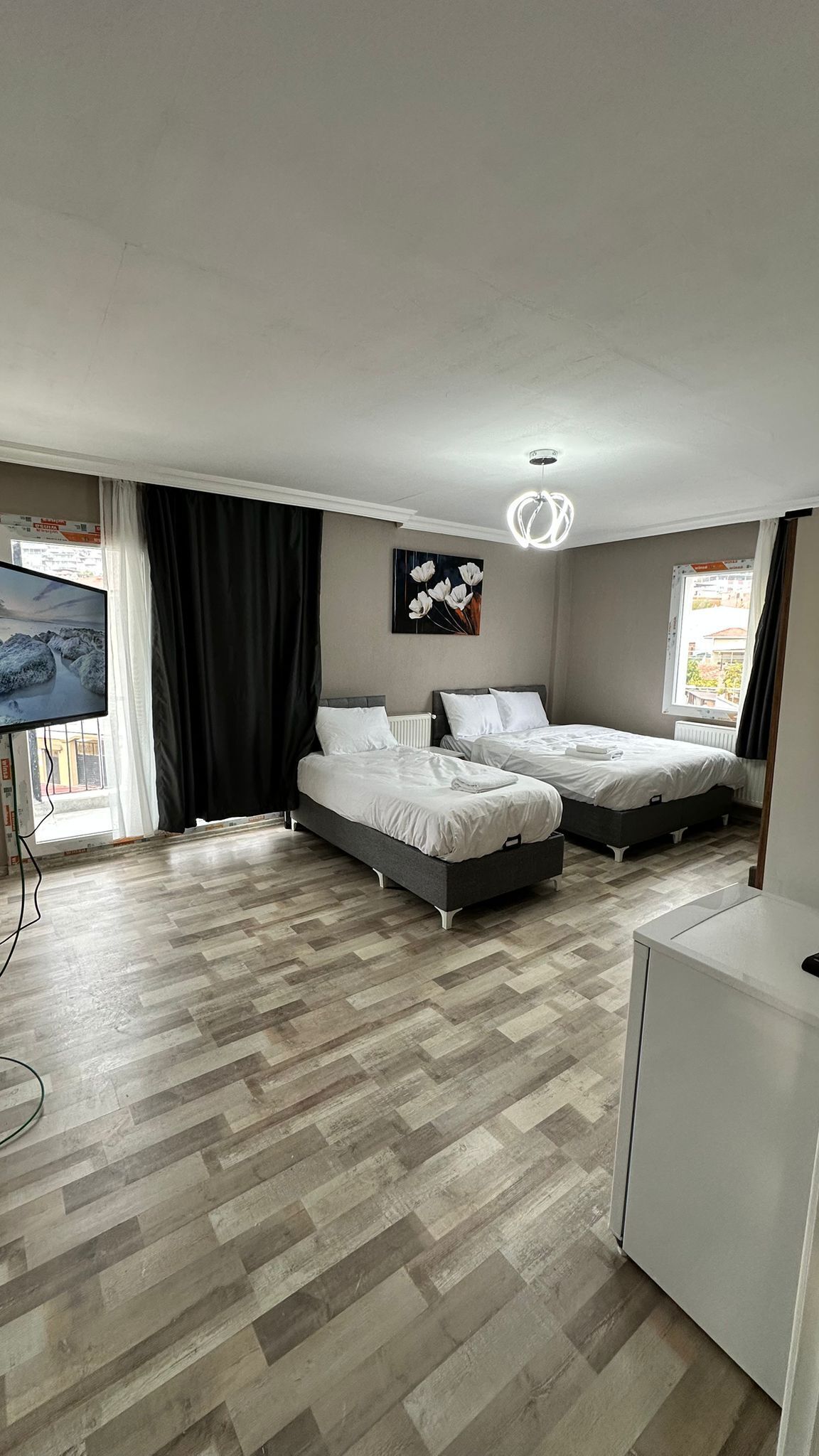 Family Room | Laptop workspace, free WiFi