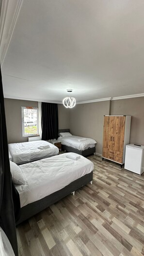 Familienzimmer | Laptopgeeigneter Arbeitsplatz, kostenloses WLAN