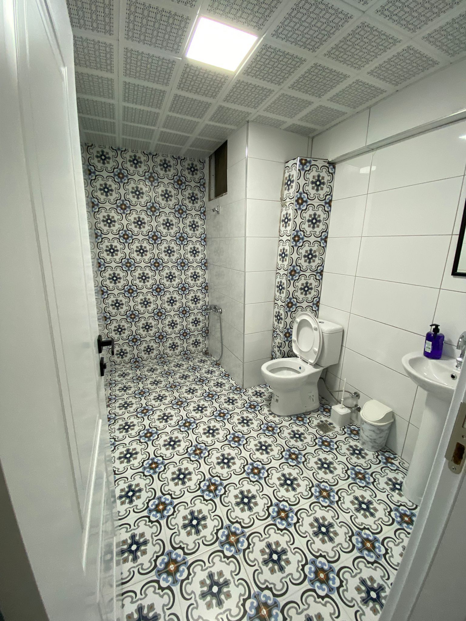 Classic Room | Bathroom | Shower, free toiletries, hair dryer, towels