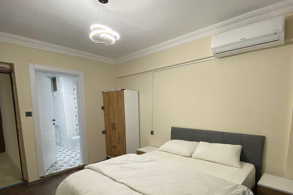 Classic Room | Laptop workspace, free WiFi