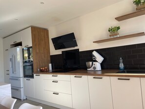 Microwave, oven, stovetop, dishwasher - House with pool, sun and calm in Provence (Taradeau)