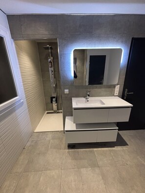Hair dryer, towels, soap, toilet paper - House with pool, sun and calm in Provence (Taradeau)