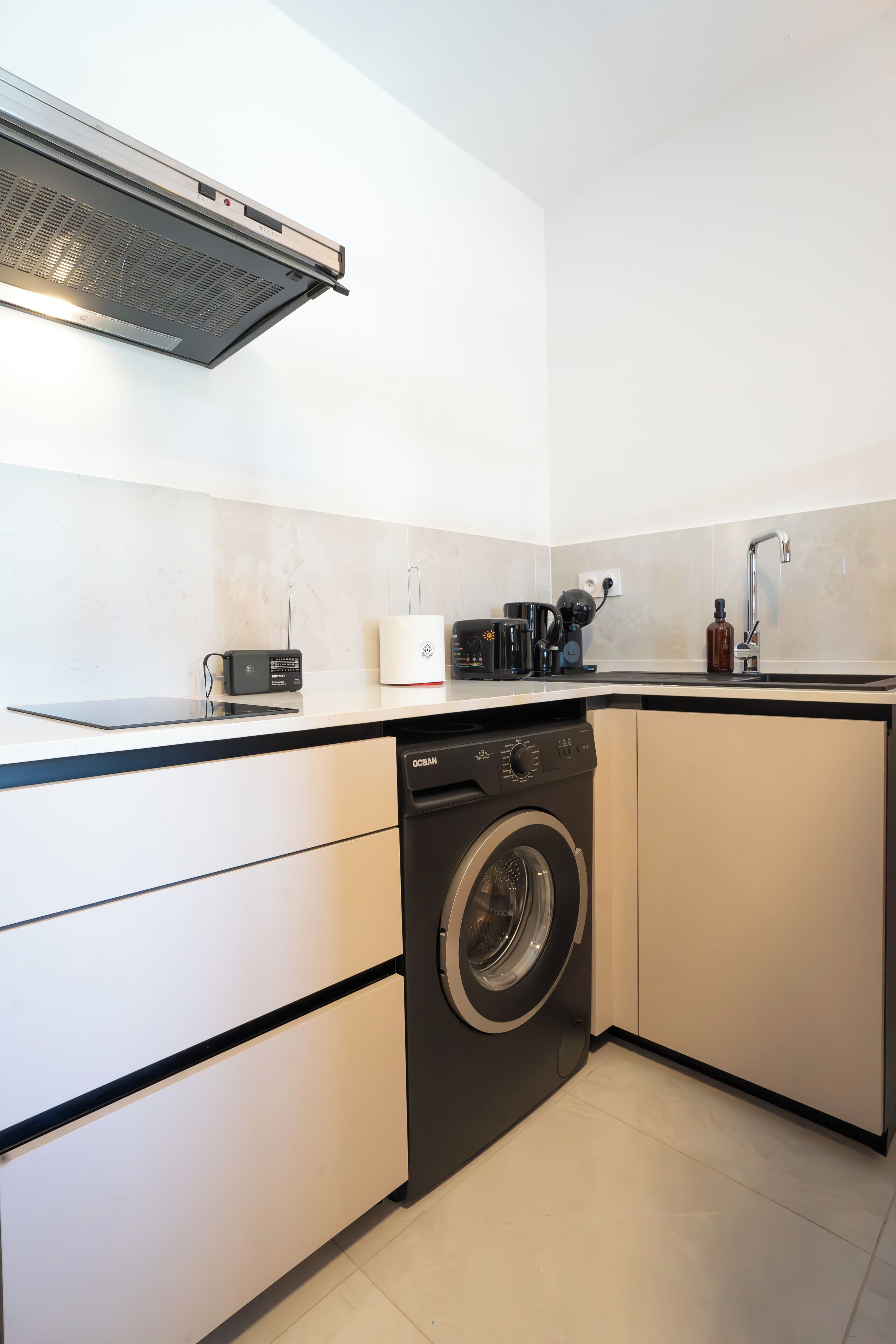 Deluxe Studio, 1 Queen Bed, Non Smoking, Kitchenette | Private kitchen | High chair