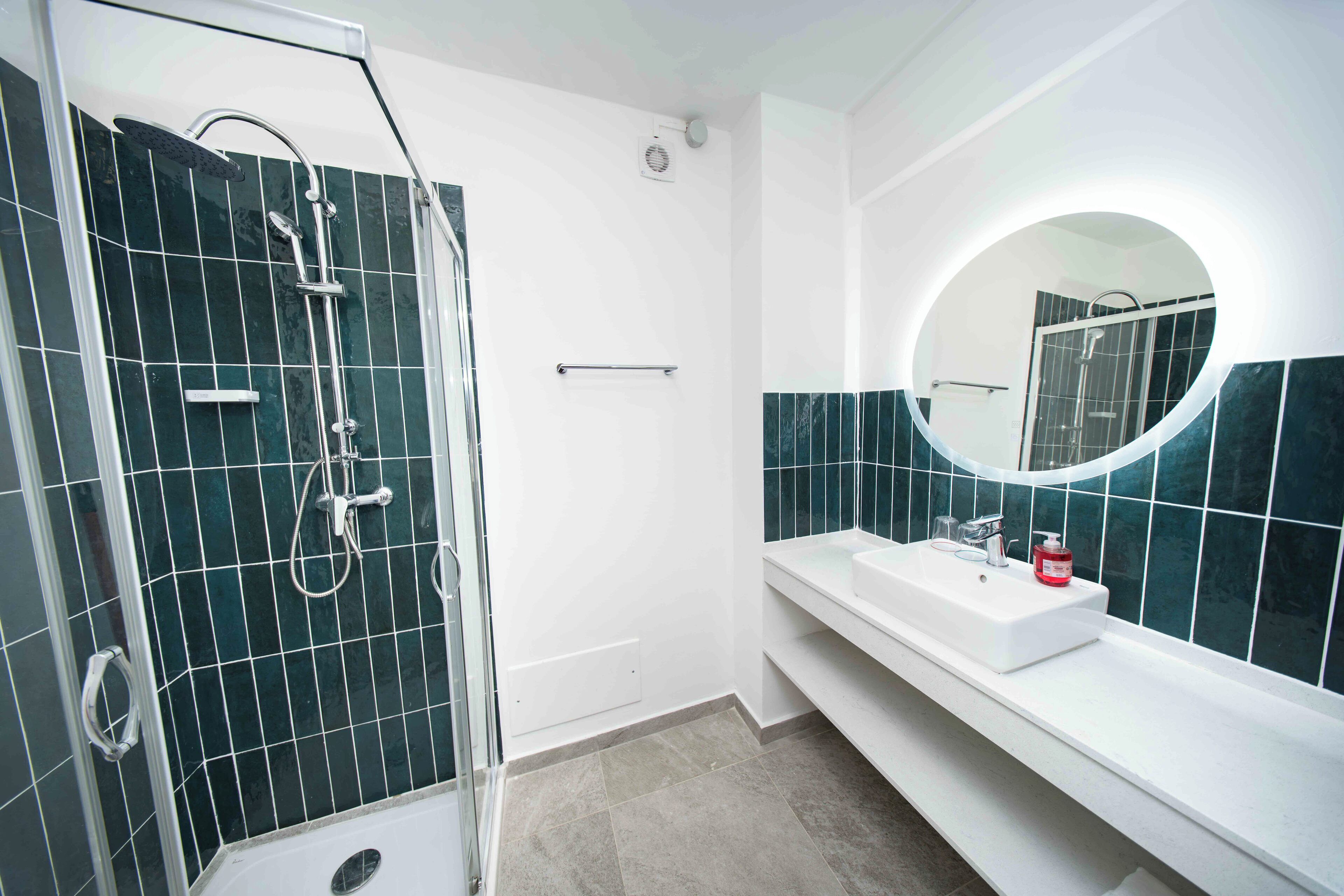 Deluxe Apartment, 2 Bedrooms, Non Smoking | Bathroom