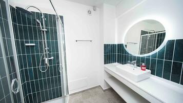 Deluxe Apartment, 2 Bedrooms, Non Smoking | Bathroom