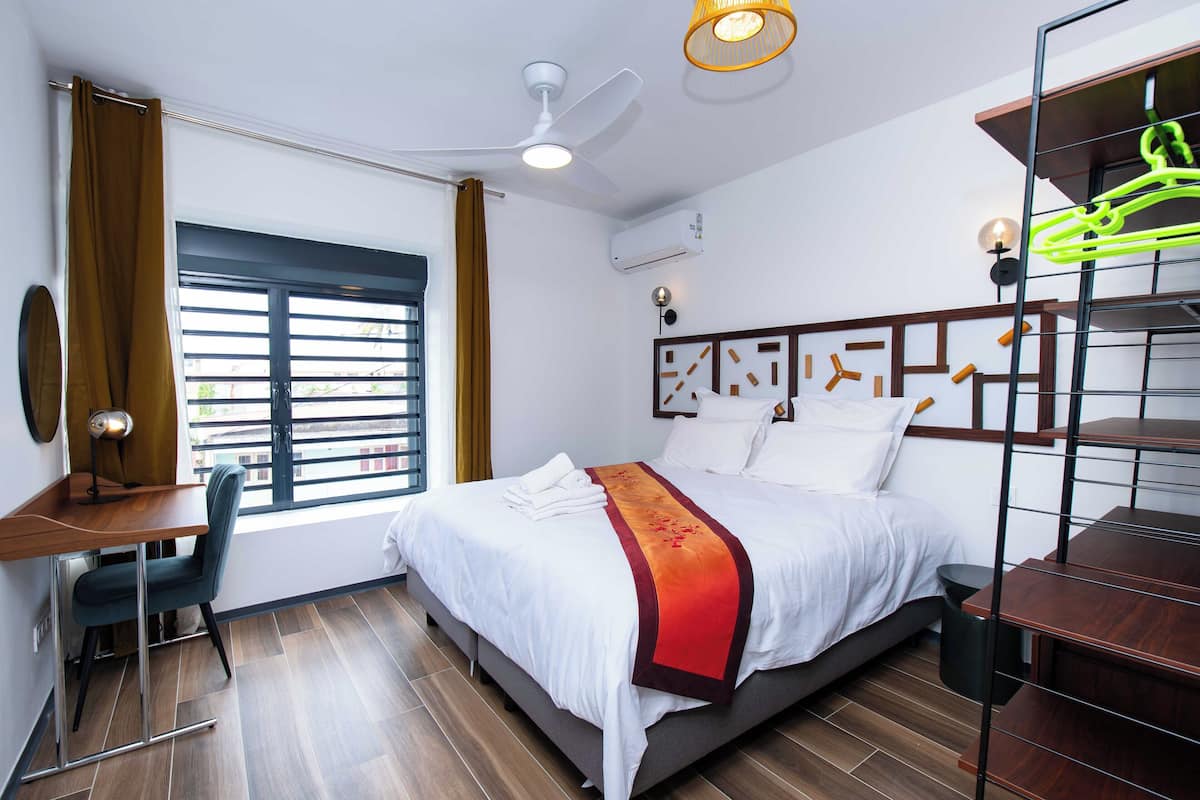 Apartemen Deluks, 1 Tempat Tidur Queen, balkon | Wi-Fi gratis dan dilengkapi dengan perabotan berbeda-beda