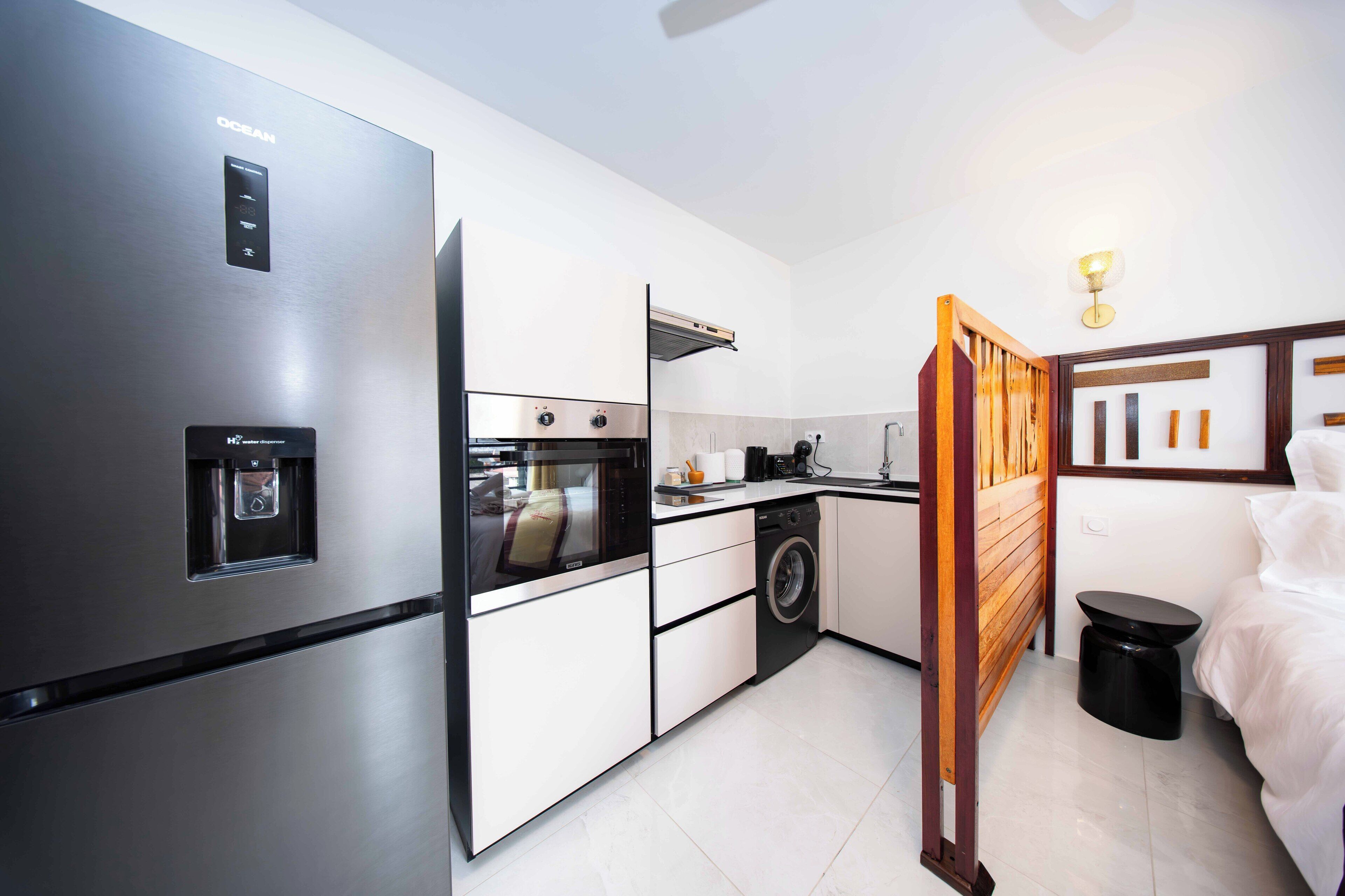 Deluxe Studio, 1 Queen Bed, Non Smoking, Kitchenette | Private kitchen | Highchair