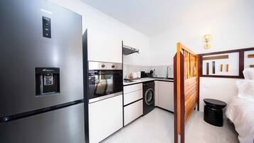 Deluxe Studio, 1 Queen Bed, Non Smoking, Kitchenette | Private kitchen | Highchair