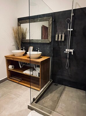 Dusche, Haartrockner, Handtücher, Seife