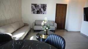 Luxury Suite, Balcony, City View | Living area - Hotel Dublé (Navojoa)