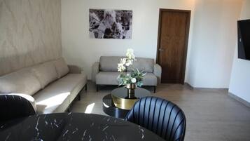 Superior Suite, Balcony, City View | Living area