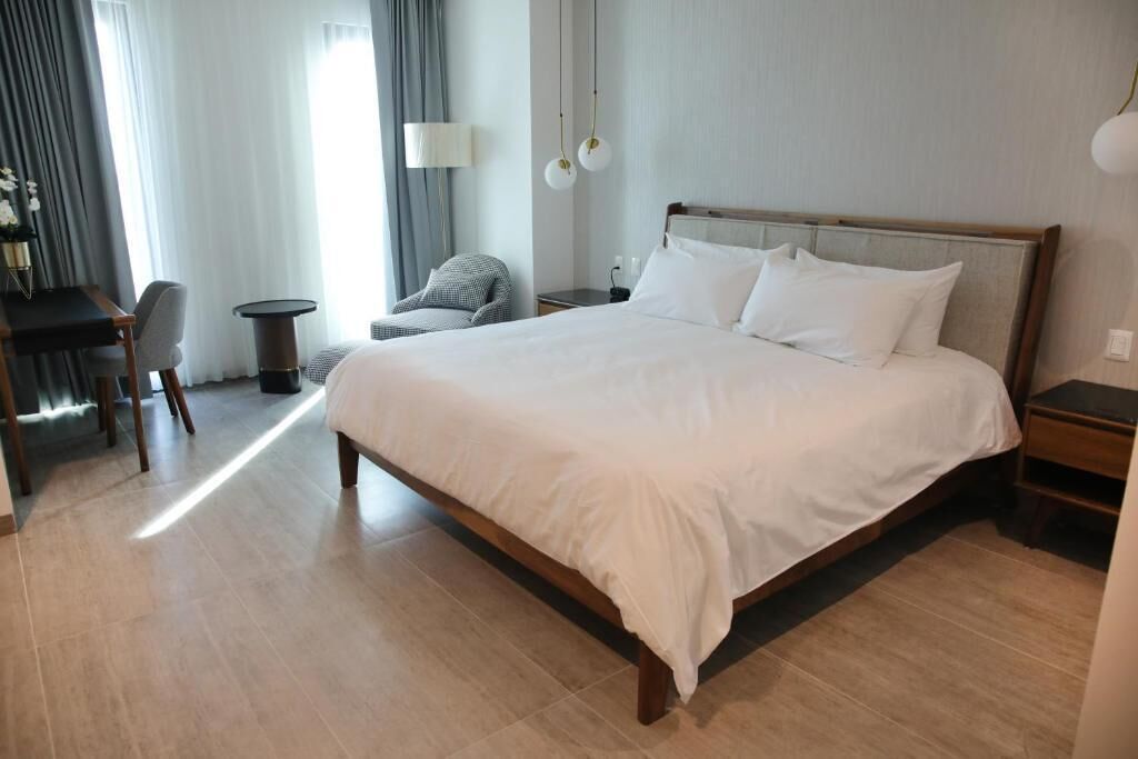 Caja fuerte, tabla de planchar con plancha, wifi gratis