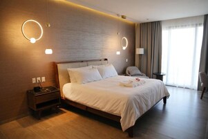 Suíte superluxo, sacada, vista para a cidade | Cofres nos quartos, ferros/tábuas de passar roupa, Wi-Fi de cortesia