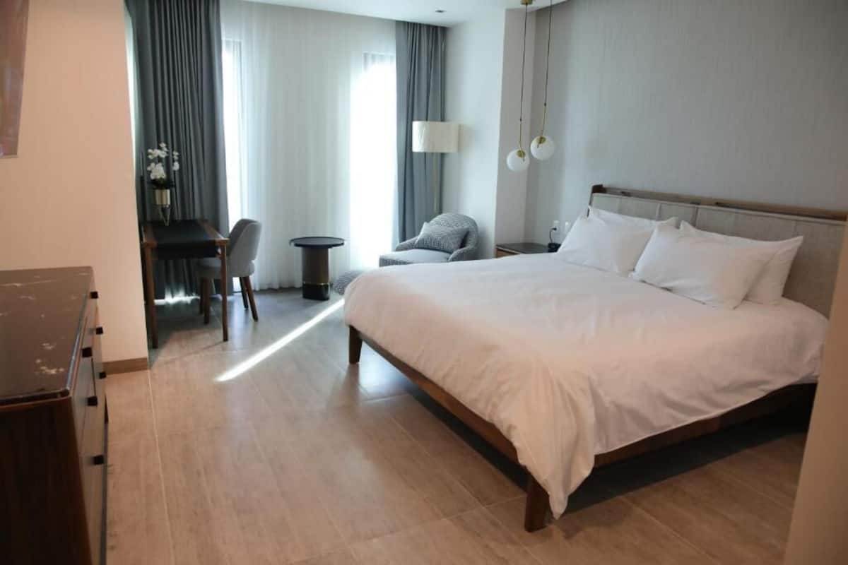 Coffres-forts dans les chambres, fer et planche à repasser