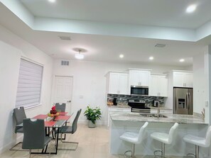 Dining - Atlas Chic home in Cape , near downtown Fort Myers (Cape Coral)