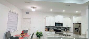 Atlas Chic home in Cape , near downtown Fort Myers