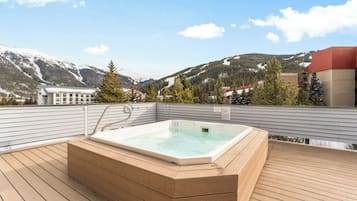 Condo (3 Bedrooms) | Property amenity